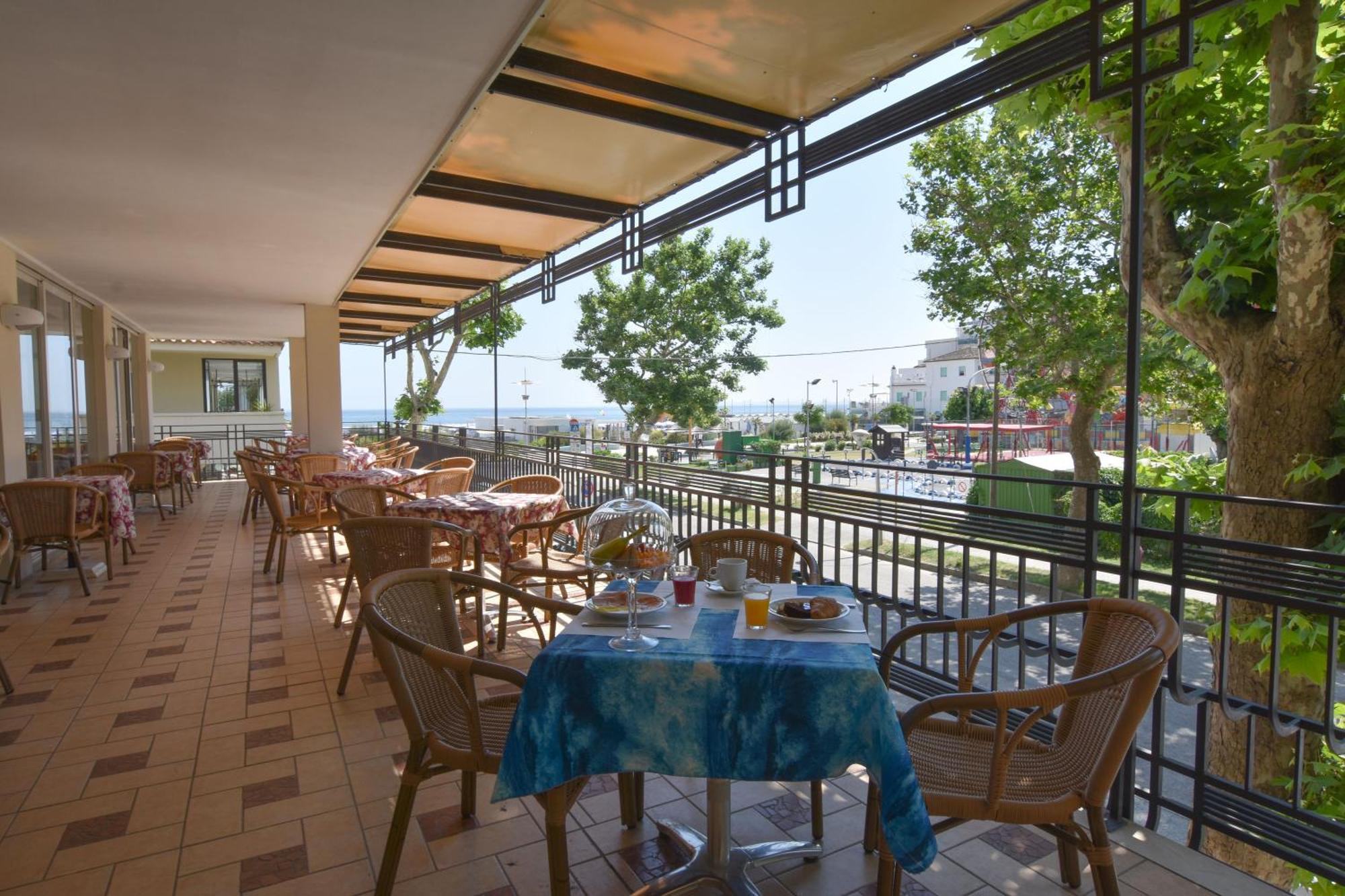 Hotel Bristol Misano Adriatico Exterior foto