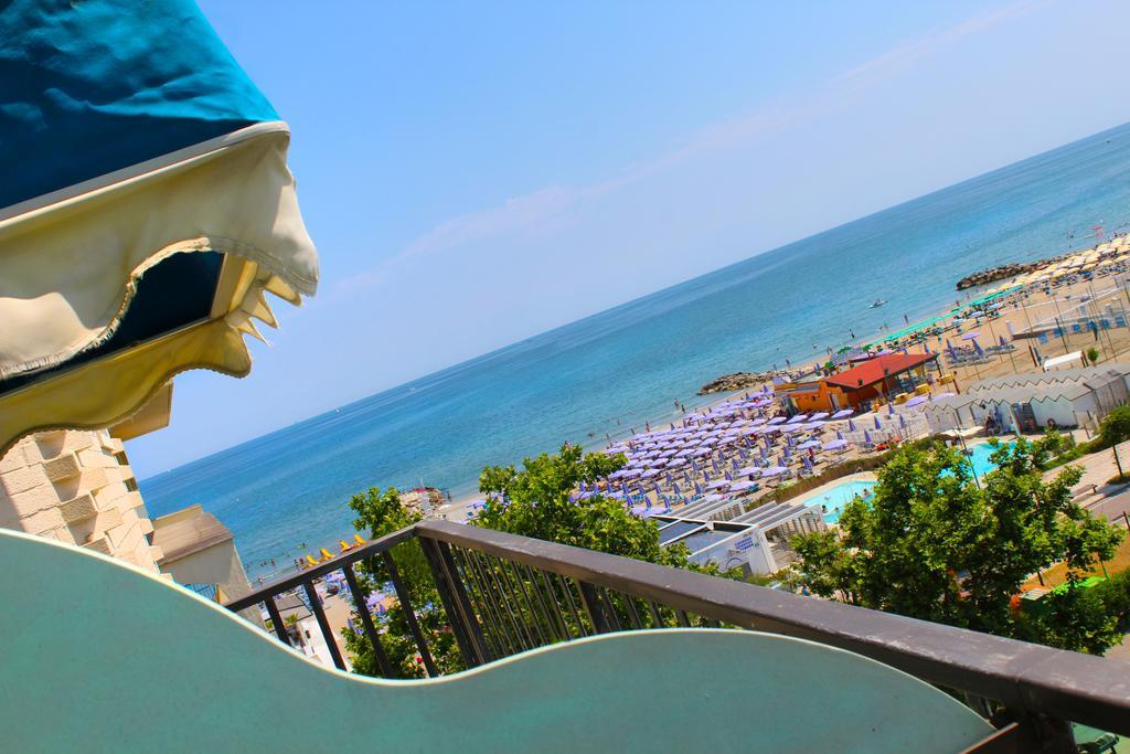 Hotel Bristol Misano Adriatico Exterior foto